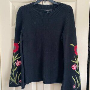 ROMEO & JULIET COUTURE women’s sweater. Embroidered flowers - Size Medium